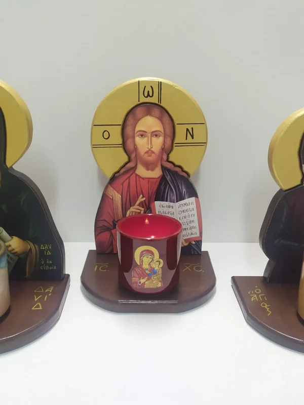 Χειροποίητα επιτραπέζια ξύλινα καντήλια με εικόνες Αγίων, ύψος 30 εκατοστά.