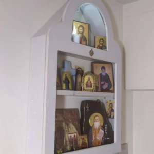 Λευκή ξύλινη βιτρίνα τοίχου με τζάμι και εσωτερικά ράφια, χειροποίητη κατασκευή, εργαστήριο Το Αγγελούδι.